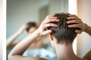 personne-dos-cheveux-courts-miroir