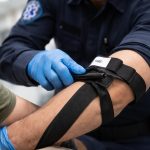 medecin-garrot-bras-environnement-clinique