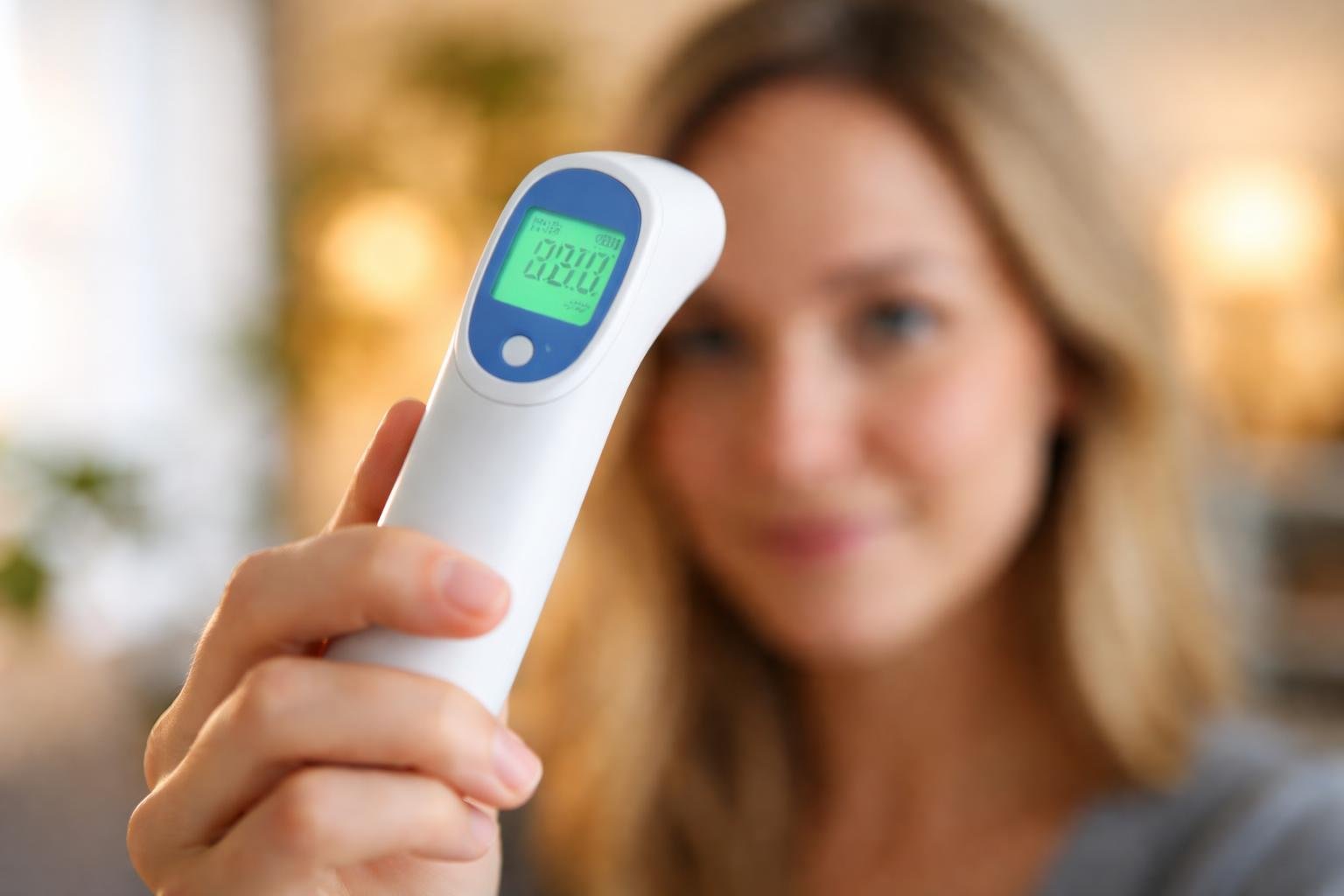 personne-thermometre-sans-contact-flou